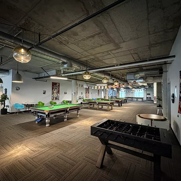 Billard et babyfoot dans le loft industriel de Funamis